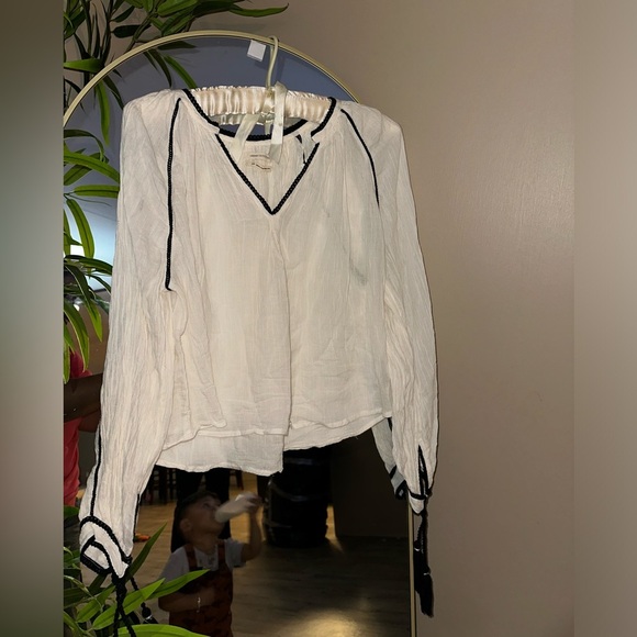 White V-Neck Women's‎ Top - Picture 3 of 10